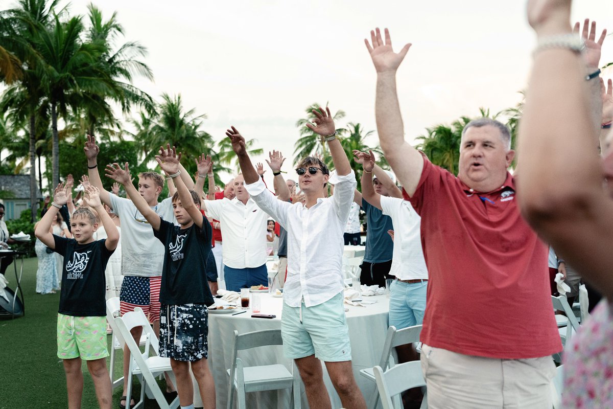 RazorbackMBB's tweet photo. Calling the Hogs wherever we go. 🐗🌴 https://t.co/Ajo7XIvv5m