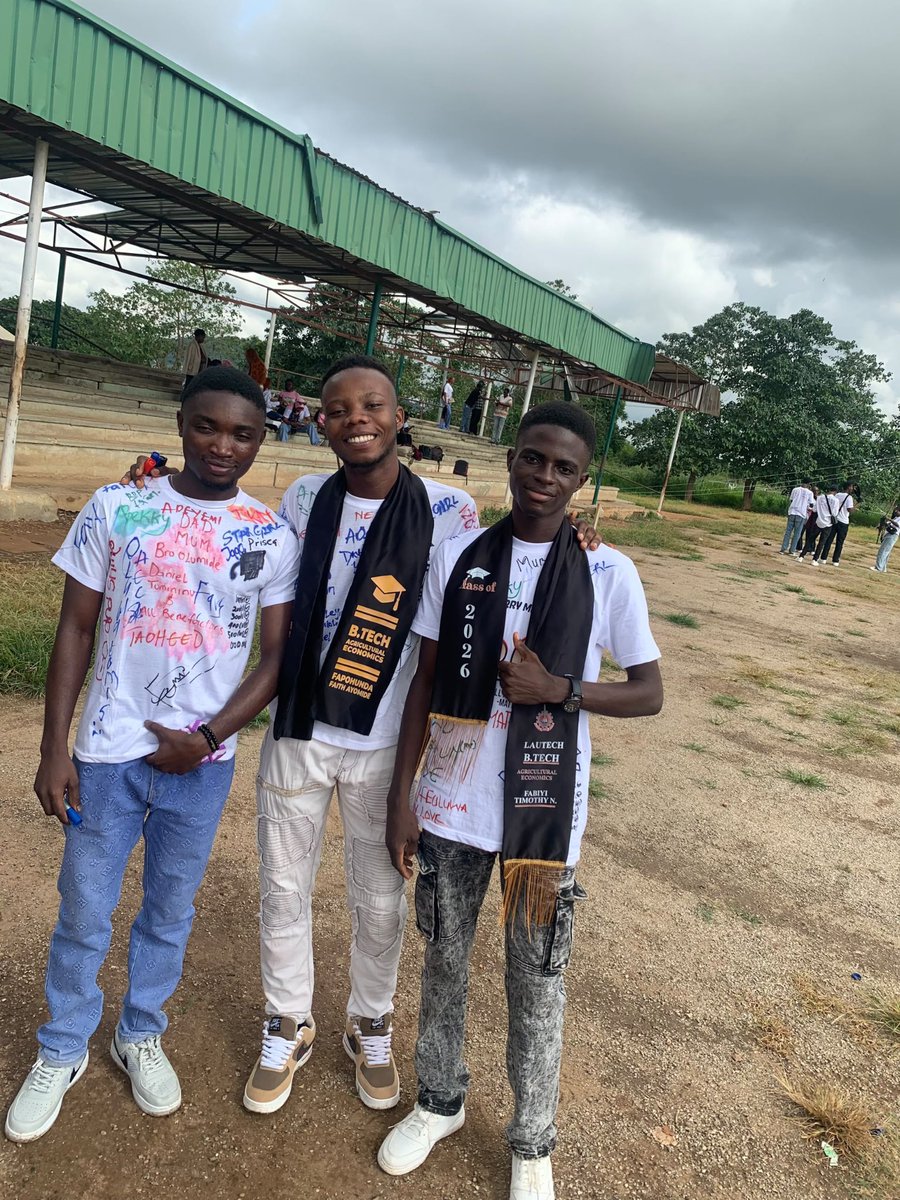 Justfriends348's tweet photo. Don't just pass by Like and comment please 🙏💕
I Sign Out As a Graduate of Ladoke Akintola University Of Technology ☺️
The journey is so rough and tough, but thank God for life, I'm really grateful to you Lord 🙏🤲🏼 https://t.co/KlUQ7wgkBY
