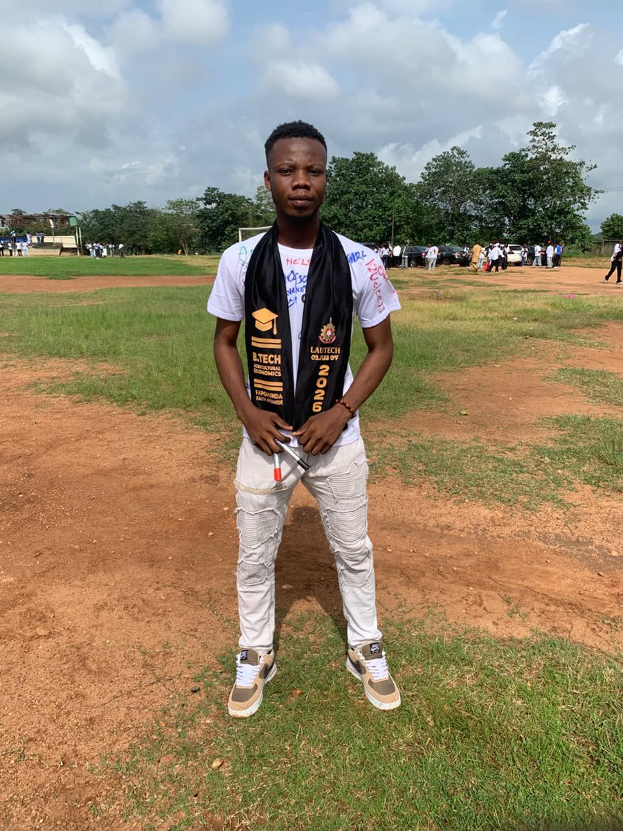 Justfriends348's tweet photo. Don't just pass by Like and comment please 🙏💕
I Sign Out As a Graduate of Ladoke Akintola University Of Technology ☺️
The journey is so rough and tough, but thank God for life, I'm really grateful to you Lord 🙏🤲🏼 https://t.co/KlUQ7wgkBY