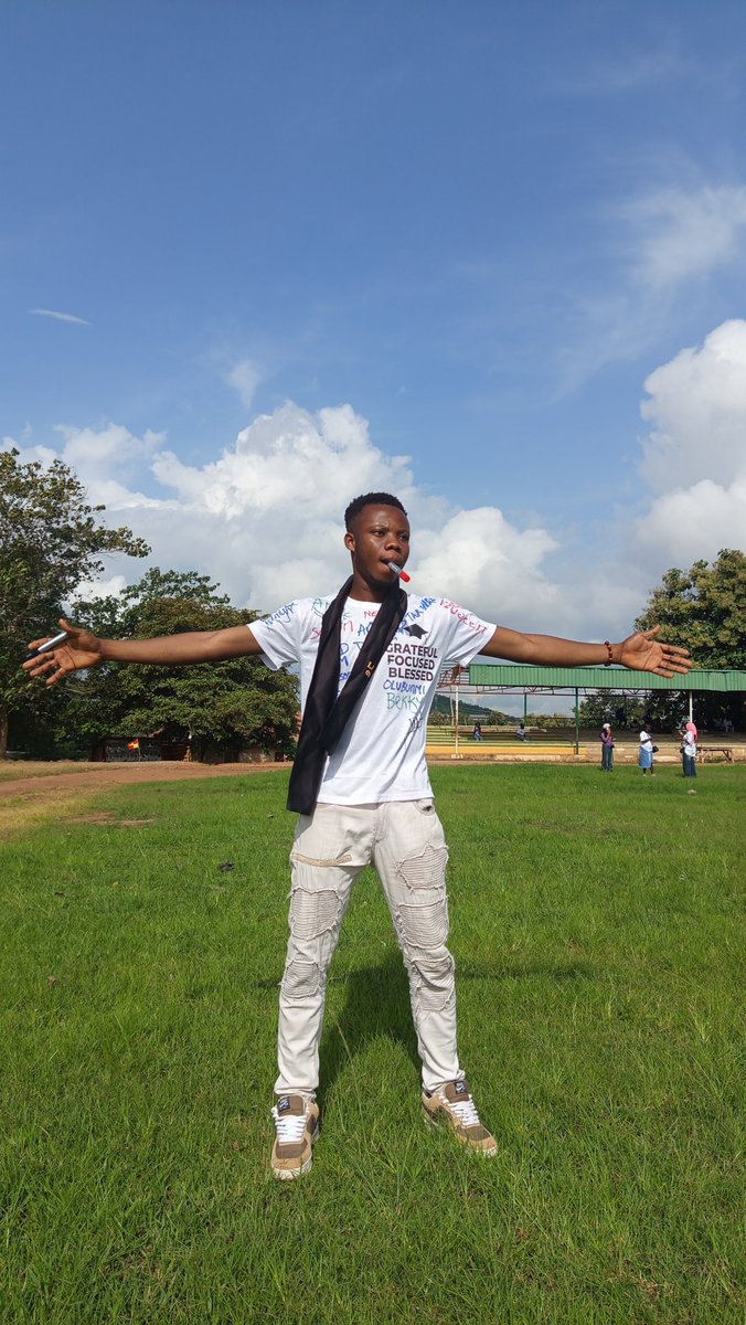 Justfriends348's tweet photo. Don't just pass by Like and comment please 🙏💕
I Sign Out As a Graduate of Ladoke Akintola University Of Technology ☺️
The journey is so rough and tough, but thank God for life, I'm really grateful to you Lord 🙏🤲🏼 https://t.co/KlUQ7wgkBY