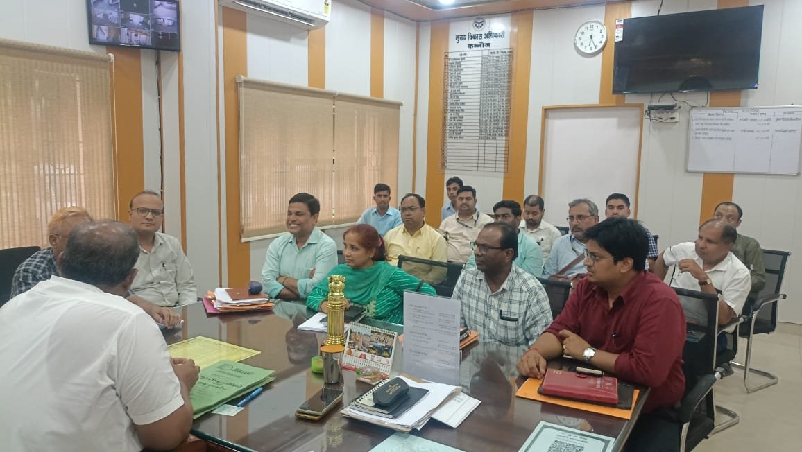 CDOKNJ's tweet photo. आज दिनांक 30 जुलाई 2026 को जनपद के समस्त विकास खंडों में संचालित विकास से संबंधित समस्त योजनाओं की बैठक खंड विकास अधिकारियों के साथ की गई एवं प्रगति बढ़ाए जाने हेतु दिशा निर्देश दिए गए।
@UpRuralDev 
@dm_kannauj 
@KannaujDio https://t.co/qK8oKrQ4JP