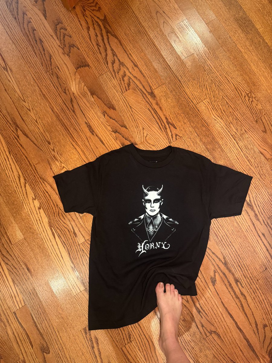 ToveLo's tweet photo. Good morning! DNH horny tee 48 hour flash sale starts NOW👹 https://t.co/QkGHTHFi9J https://t.co/rhykwgD4jM