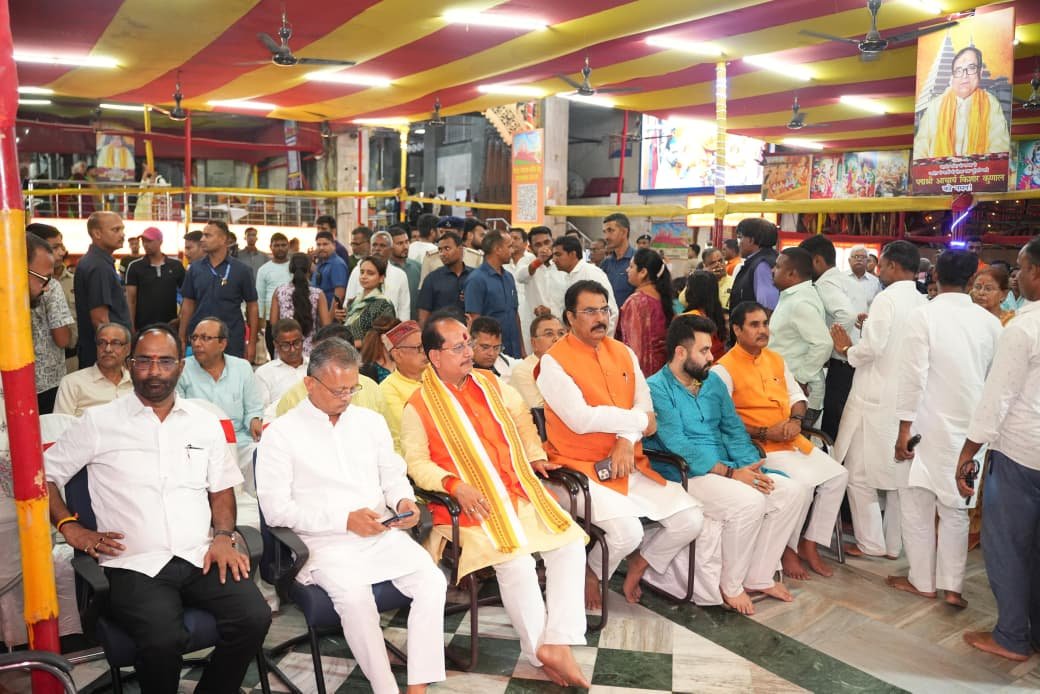 VijayKrSinhaBih's tweet photo. आज पटना हनुमान मंदिर में संत शिरोमणि गुरु रविदास जी की 650वीं जयंती वर्ष के पावन अवसर पर आयोजित कार्यक्रम में सम्मिलित हुआ।

इस अवसर पर संत रविदास जी की जन्मस्थली वाराणसी से लाई गई पावन मिट्टी को पटना स्थित हनुमान मंदिर परिसर में विधिवत स्थापित किया गया। यह पवित्र मिट्टी अब बिहार के प्रत्येक जिले तक पहुँचाई जाएगी, जिससे संत रविदास जी के समता, सद्भाव और मानवता के संदेश का व्यापक प्रसार होगा।

इस अवसर पर भाजपा के माननीय प्रदेश अध्यक्ष श्री @sanjay_saraogi जी, माननीय संगठन महामंत्री श्री @bhikhubhaidbjp जी, माननीय विधायकगण, सहित पार्टी के अन्य पदाधिकारियों की गरिमामयी उपस्थिति रही।