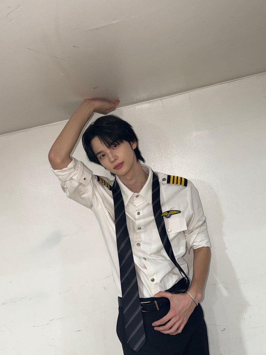 tenderrness's tweet photo. wdyt co pilot do diacak-acak capt. shin after flight 18 jam (capek nahan katanya co pilot do cakep banget hari ini) https://t.co/XDDEp49q0V
