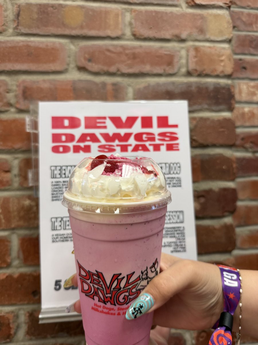 The5SOSYears's tweet photo. First look at the No. 1 Obsession shake from Devil Dawgs 😋🍨

#EASLolla #LollapaloozaIsAStar #LollaSOS #5SOSPalooza https://t.co/SLZohecqXm