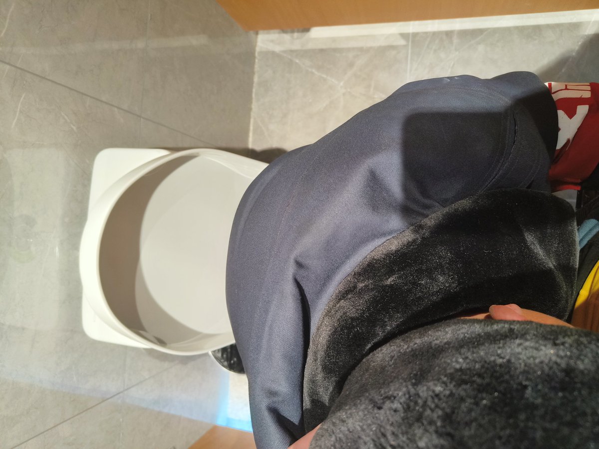DeeWei23407's tweet photo. 在老家滑雪场玩，打开小蓝换个照片，他约我，我不同意，他说他是这里的保安，可以穿保安制度给我口，，我就同意了 https://t.co/5AjnG4aetd