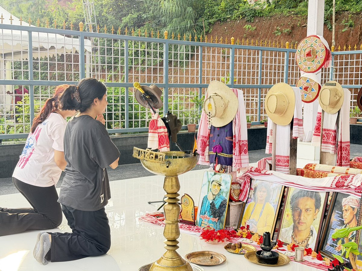 KunkiCofficial's tweet photo. On our way to reach out to the flood victims of Upper Assam, we stopped by Zubeen da's memorial to seek his blessings, hoping to be guided by his humanitarian vision in our work. We must carry forward his ideals through our thoughts and actions.

#AmiLogotAsu #আমিলগতআছোঁ #AssamFloods #FloodRelief #YouthForAssam