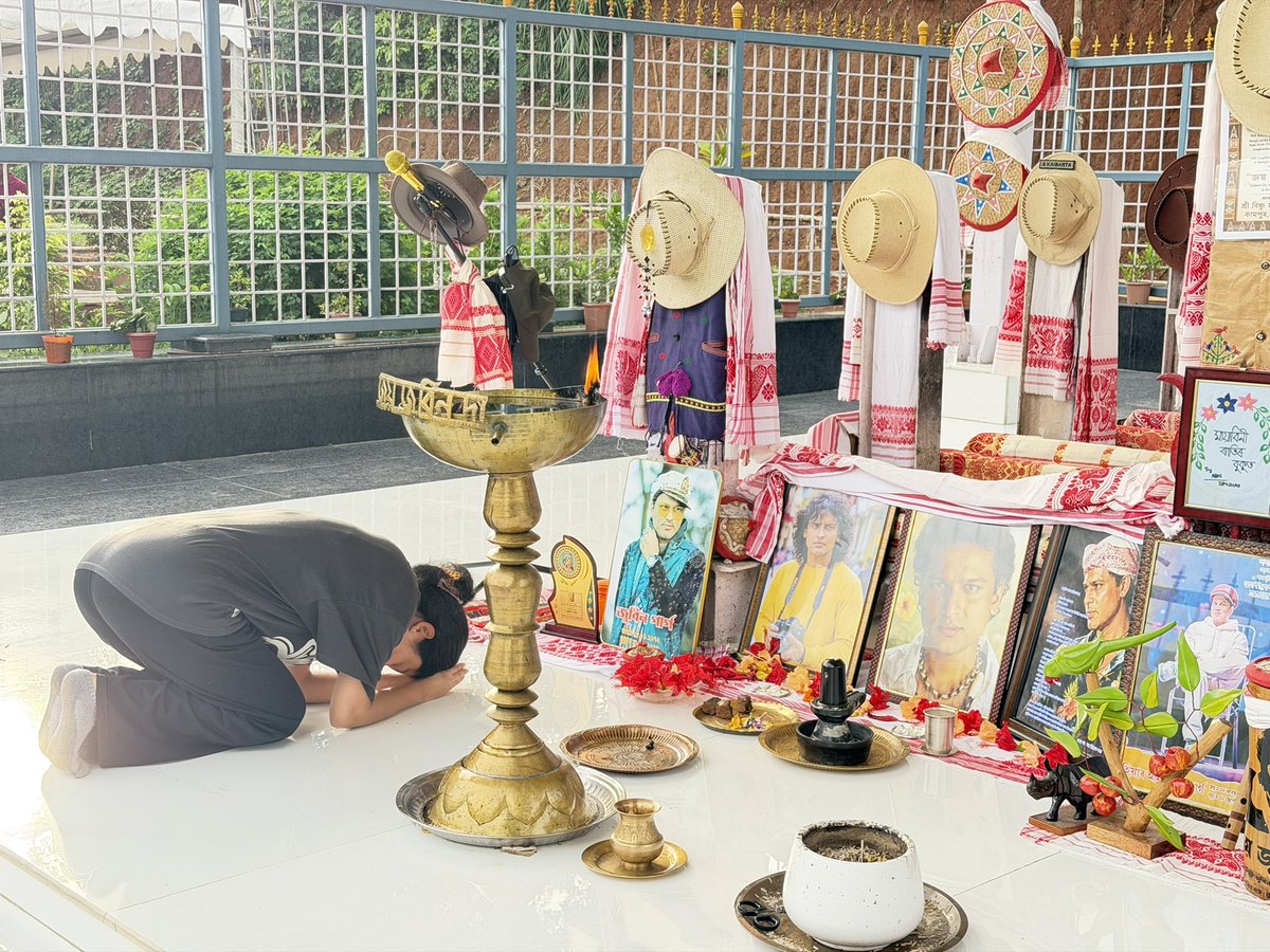 KunkiCofficial's tweet photo. On our way to reach out to the flood victims of Upper Assam, we stopped by Zubeen da's memorial to seek his blessings, hoping to be guided by his humanitarian vision in our work. We must carry forward his ideals through our thoughts and actions.

#AmiLogotAsu #আমিলগতআছোঁ #AssamFloods #FloodRelief #YouthForAssam