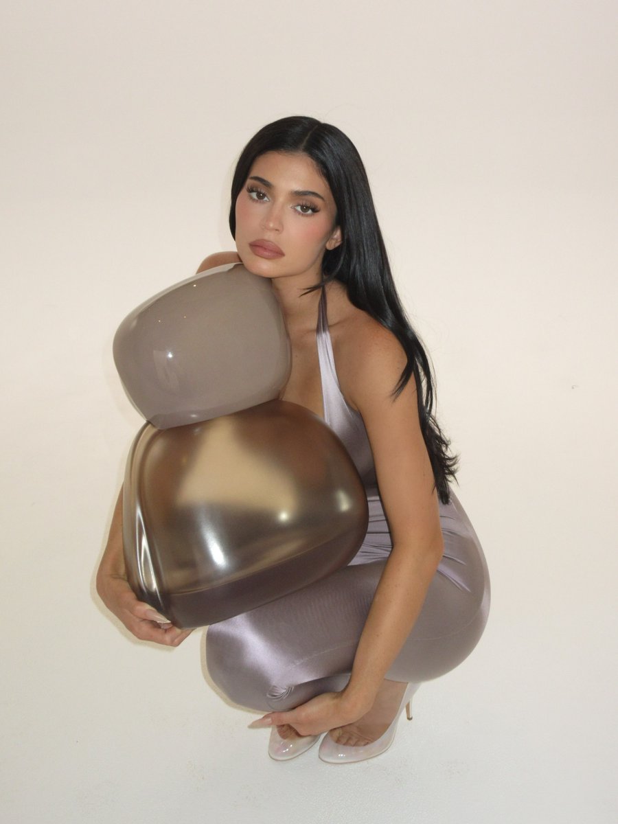 eitakyliie's tweet photo. “Mood Stones” by Kylie Cosmetics available now on https://t.co/NzOUXQtEKB 🤍 shop the new 3 fragrances and get a free gift. https://t.co/d5eceZLfDr