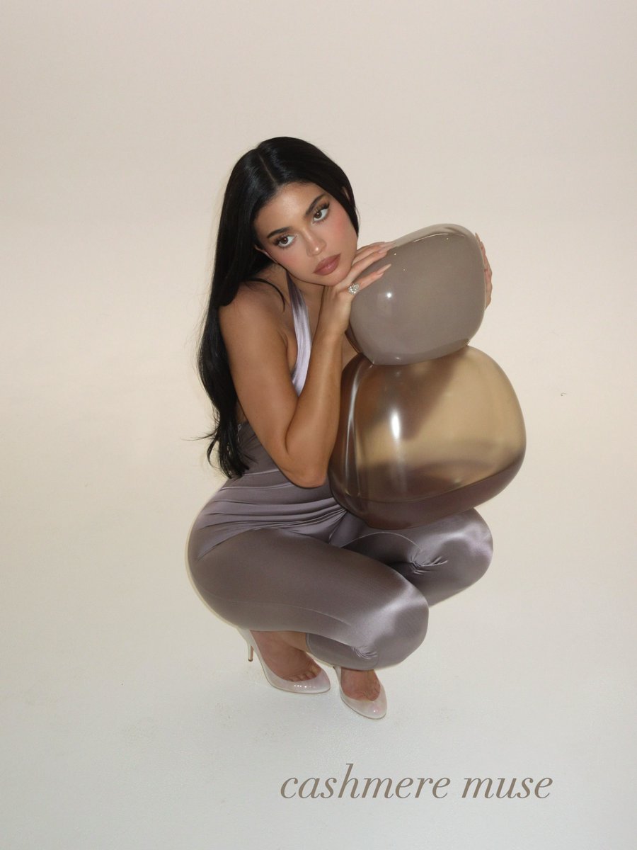 eitakyliie's tweet photo. “Mood Stones” by Kylie Cosmetics available now on https://t.co/NzOUXQtEKB 🤍 shop the new 3 fragrances and get a free gift. https://t.co/d5eceZLfDr