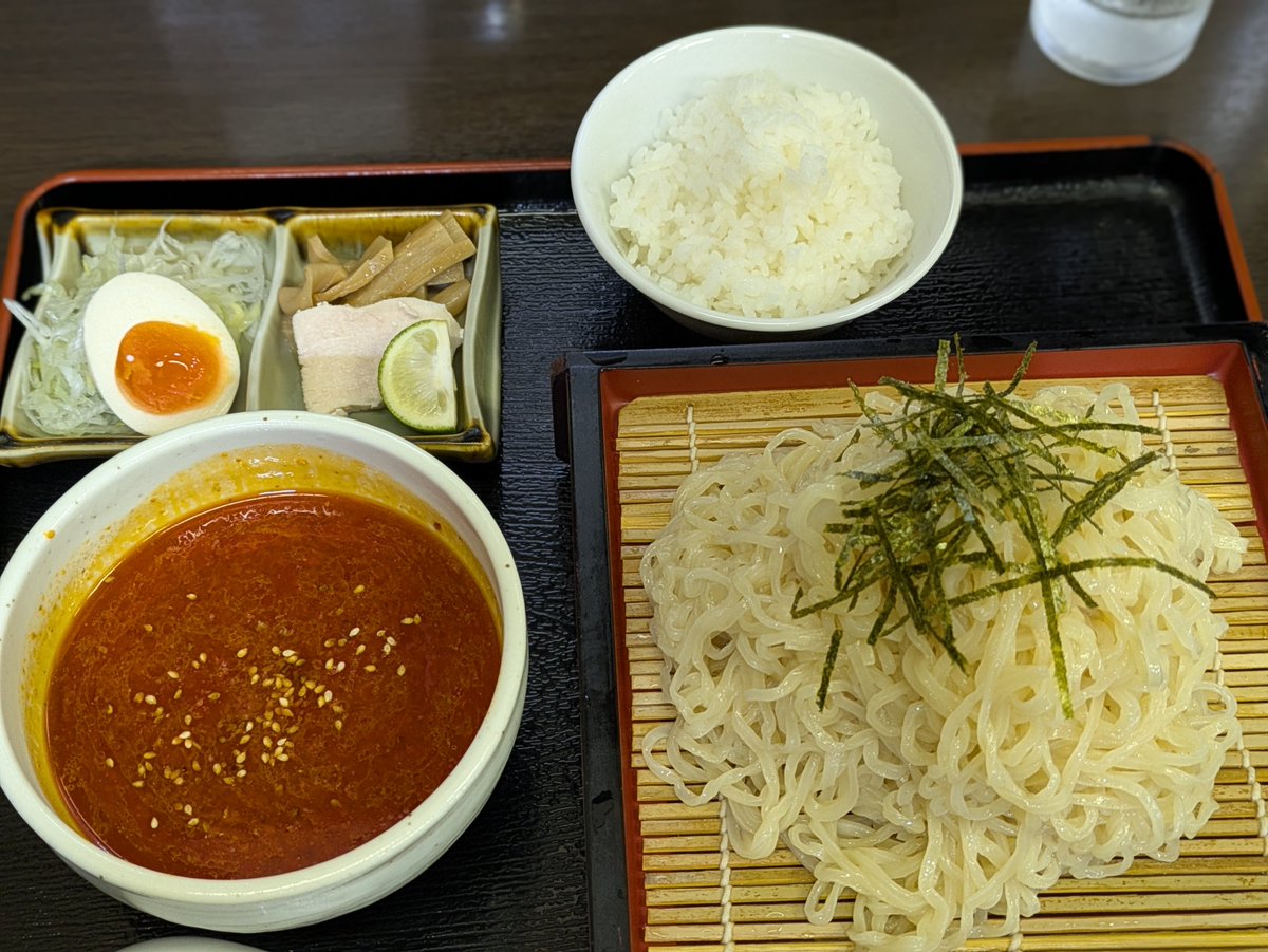 kassy503's tweet photo. 今日の麺活。担々麺杉山の冷し担々麺（大盛）＋小ライスと杏仁豆腐セット✨素敵な立体感のキンシコ麺に酢橘を搾り🤤担々つけ汁にメンマと葱を投入し準備万端👍容赦なく啜りまくれば超旨し👍麺の後のおじやも最高✨杏仁豆腐と茉莉花茶も絶妙なバランス感で超旨し👍本日も大大大満足の麺活デシタ😋👍✨ https://t.co/bcpOGZJlpR