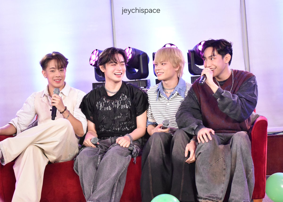 jeychispace's tweet photo. 260725 LISTENING PARTY

STREAM 4:ÜS  https://t.co/GLZGc2sCmS

AJAA 4ÜS OUT NOW
#4ÜS #AJAA_COMEBACK
#AJAA @AJAAofc https://t.co/V2Si2TOy4u