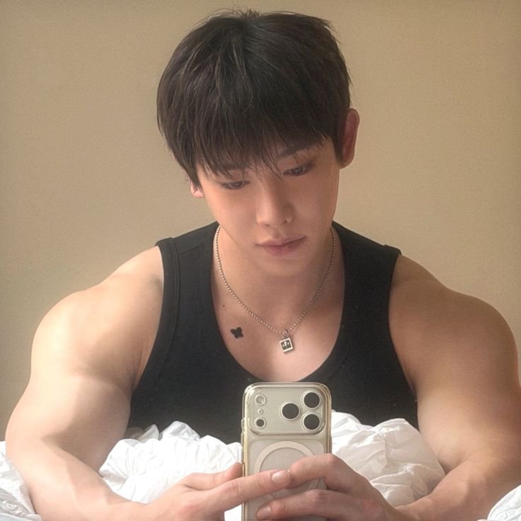miggimage's tweet photo. cw / omegavers

mg was an omega. even so, he'd never gone through heat until he turned 24 and had just moved into his new apartment. luckily, there was his neighbor, wh, an older omega who was willing to teach him how to be a proper omega. https://t.co/uXRYdnD6bS