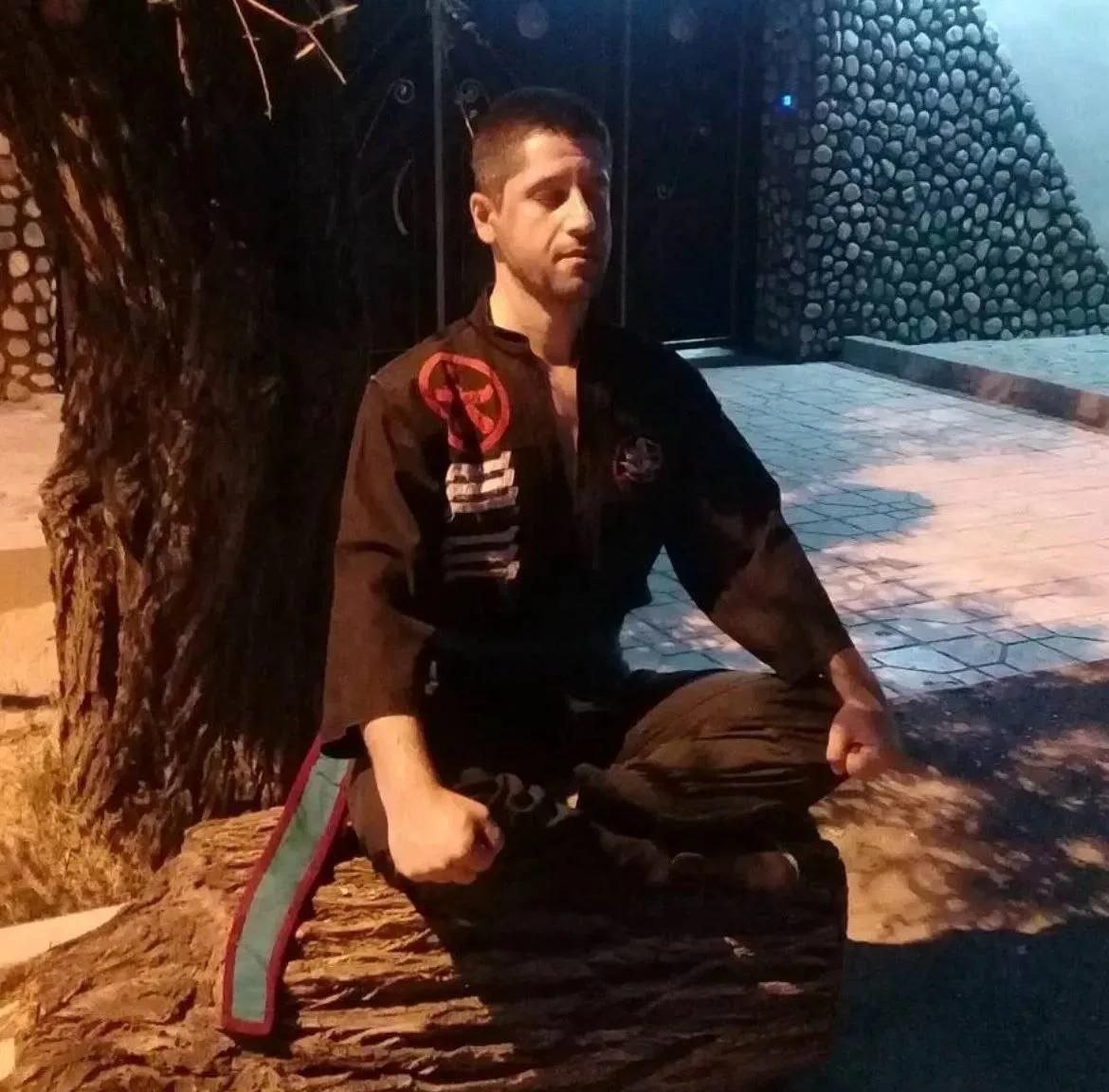 moh_aminmo's tweet photo. گفته بود؛ 
"اگه کشىیدنم بالا، نذارید فراموش بشم..."
آخه مگه می‌شه آدم برادرشو فراموش کنه؟!
#محمد_حسینی 🖤 https://t.co/0nJQUeN0h7