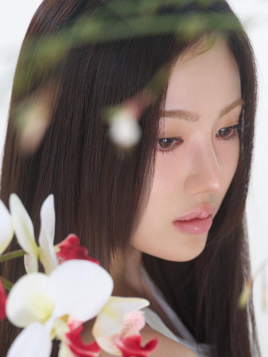 Loeesui's tweet photo. Q: “Sui, what are you looking at?”
⠀   “I think I’m watching a flower bloom.” 

Not every flower blossoms at sunrise, and not every butterfly takes flight at the same hour. Some arrive later, carrying a beauty that couldn’t exist any other way. That’s the story of #Ever2late. https://t.co/H4zJV4ZM0G