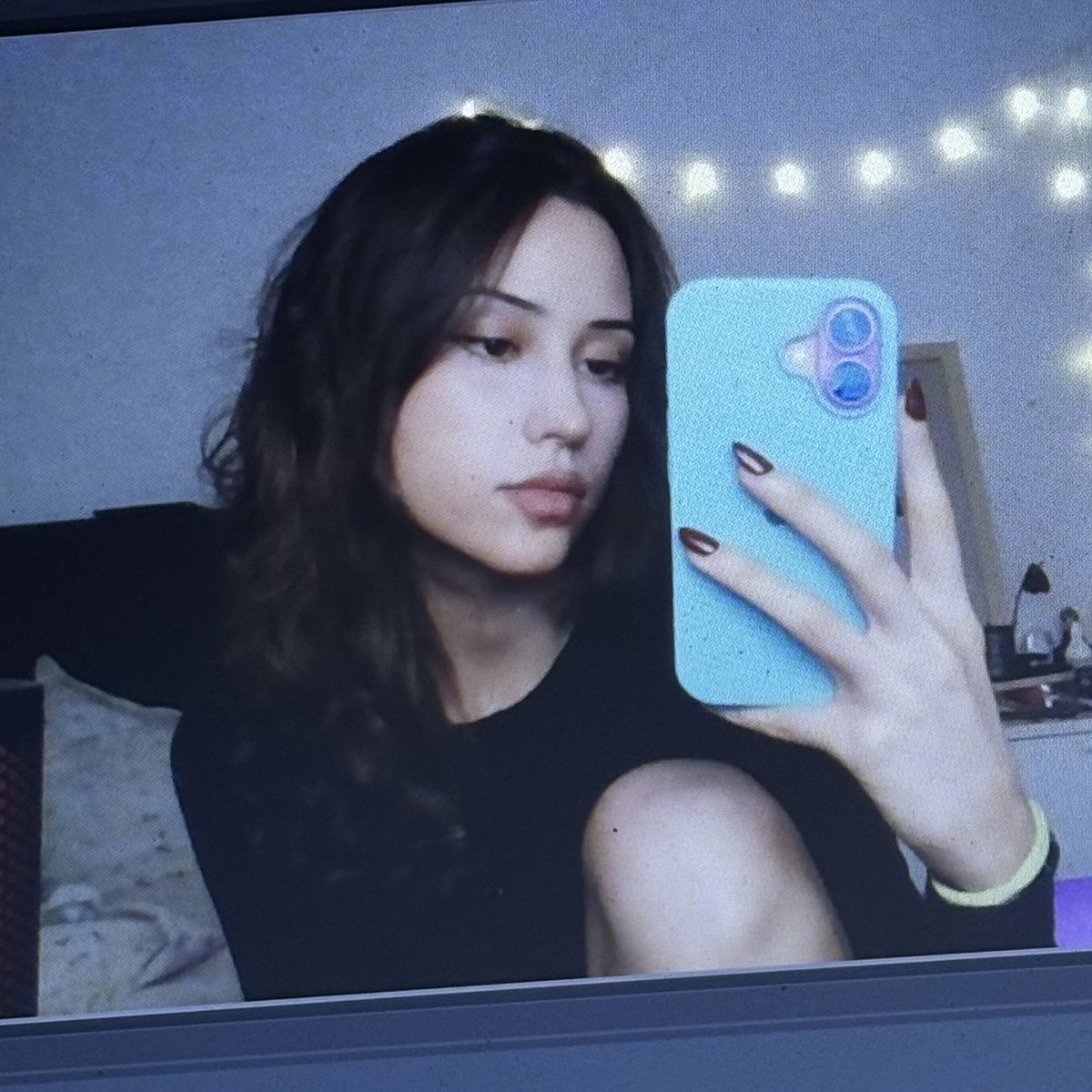 poeticsadbitch's tweet photo. I’m so fucking pretty https://t.co/0VnVQNzzy7
