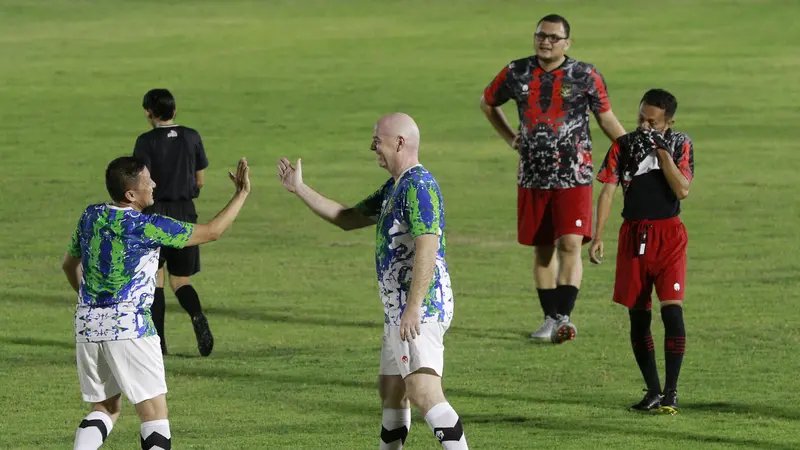 renzum1's tweet photo. @SkyNews @MarkKleinmanSky What do you expect from a federation that invites Infantino to play fun-football after 131 people died in the riot at Kanjuruhan Stadium? https://t.co/wlrP6CwXUG