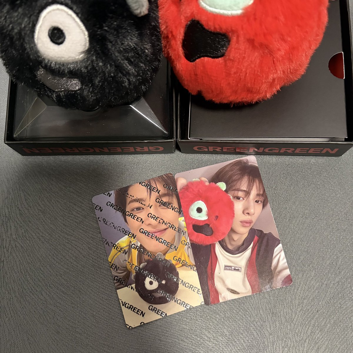 _santaez's tweet photo. abis unbox corball AYEAY! the difference… 😭😭😭 NGAKAK. yg kono gosok pake cotton bud (TERNYATA SUSAH NGILANGIN SI GRINGRINNYA??) yg jju gosok pake koin WKWKWKAKA GEMASNYA YAAMPUNNN maaci uda pulang ke rumahku <3333 https://t.co/vxhIatxQhh