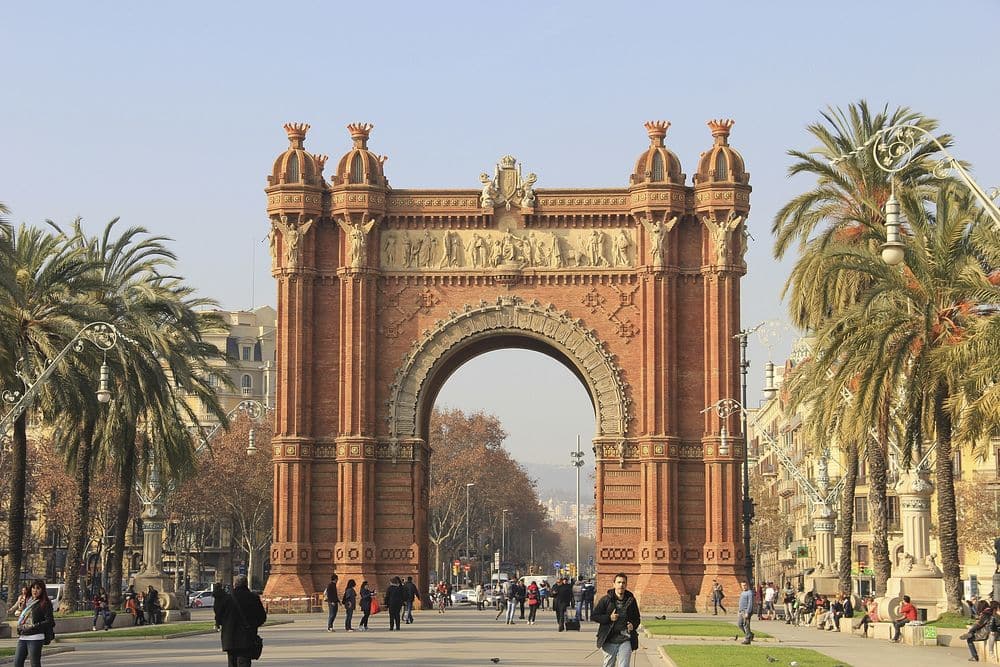 HistoryMattersX's tweet photo. @Fr_VanNyverseel 🇪🇸 #Spanje Arco de Triunfo #Barcelona
Deze roodstenen boog werd gebouwd als hoofdtoegangspoort voor de Wereldtentoonstelling van 1888.
Hoewel gebouwd in de neomoorse stijl, is de monumentale structuur direct afgeleid van het Parijse model.
#ArcdeTriomphe #ArcodeTriunfo https://t.co/79LSw6V83F