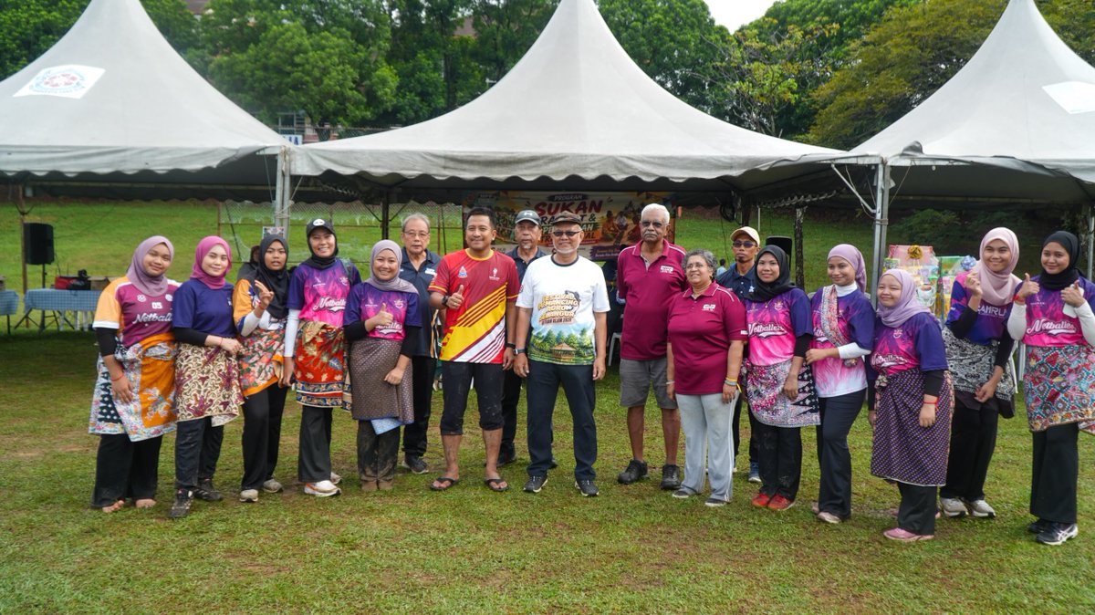 NajwanHalimi's tweet photo. Saya seterusnya ke Bukit Jelutong untuk menyantuni program Sukan Rakyat & Permainan Tradisional anjuran Majlis Perwakilan Penduduk (MPP) Zon 19.

Selain menyantuni kelompok ibu-ibu yang hadir memberikan sokongan kepada suami dan anak-anak yang mengambil bahagian, saya turut luangkan masa menyertai perlawanan bola sepak 9 sebelah bersama anak-anak muda.

Saya senang sekali melihat kemesraan dan ikatan perhubungan di antara komuniti di Bukit Jelutong yang dizahirkan menerusi penglibatan dalam program sukan ini. 

Tahniah kepada YM Tengku Ahmad Tengku Kasim, pengerusi MPP Zon 19 dan pasukan beliau yang menganjurkan program ini dengan jayanya!