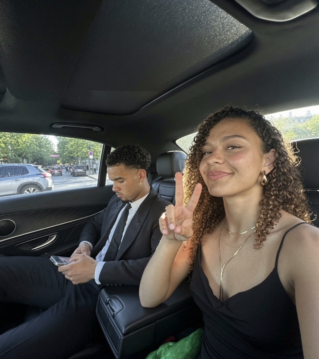 La_Melooow's tweet photo. L’époque où il prenait le Uber et qu’il regardait ses notes sur pronote mddr il a bien évolué https://t.co/uH3E7meYcv