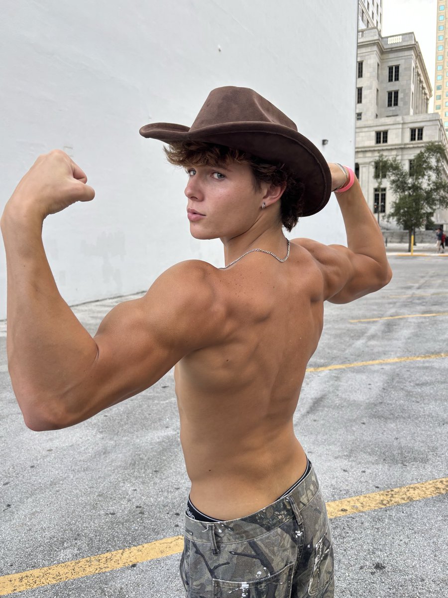 vanderjacked's tweet photo. Cowboy moggin 😗 https://t.co/Q0yPiUx1uQ