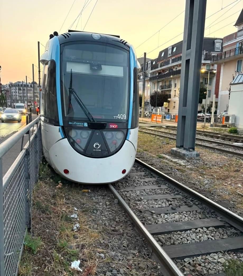 CelineMalaise's tweet photo. Le T4 privé exploité par Stretto a déraillé.

Les causes ne sont pas, pour l’instant, connues. 
L’inquiétude des agents est vive et légitime. 
La transparence doit être faite et les conditions de sécurité pour les agents et les usagers garanties.

@GaucheComIDF a interpellé @idfm https://t.co/nvqyd0hPok