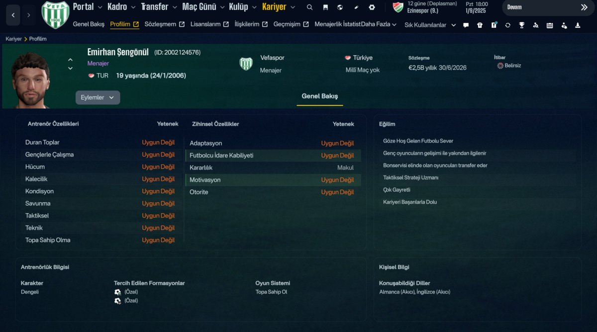 Fm_muhendisi's tweet photo. #FM26 Football Manager 26'da sizlerle yeni bir kariyere başlıyorum. Kariyerdeki her gelişmeyi bu tweetin altına flood olarak ekleyeceğim. Journeyman modunda yapacağım bu kariyere antrenör lisansı ve tecrübesi olmadan başladım. Sadece ilk seneyi boş geçmemek ve amatör liglerden de olsa teklif almak için geçmişimi amatör lig topçusu olarak seçtim. Veritabanına yaklaşık 20 ülke ve 60 lig ekledim. Yama ile kurduğum özel alt ligleri de ekledim ( Bal ligi, Japonya 3. Ligi, Almanya 5.ligi vb.) Uyruğumuzdan kaynaklı sürekli Türkiye Bölgesel Amatör lig takımlarından teklifler geldi. Benim görüşmelerdeki tek şartım herhangi bir antrenörlük lisansım olmadığı için bana lisans sağlanmasıydı. Bunu sağlayacağına söz veren kulüplerin içinden biraz tesislerin etkisi, biraz kulüp geçmişi ve birazda yeni yükselmiş bir takım olarak daha zorlayıcı bir kariyer başlangıcı olacağını düşündüğüm için Vefaspor ile 1 yıllık sözleşme imzaladım. Menajer profilim aşağıda gördüğünüz gibi;
