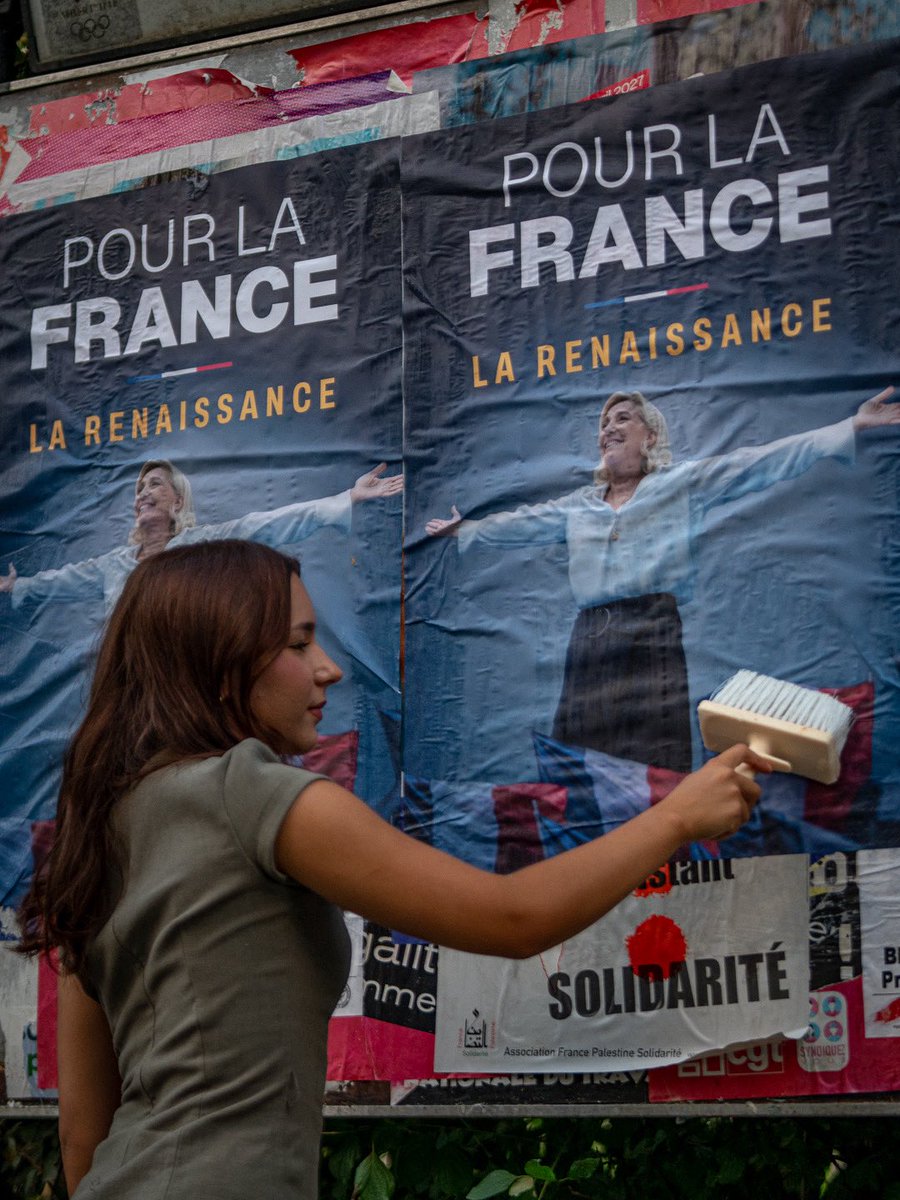 RNJ_Savoie's tweet photo. 🪣 Soirée collage à Albertville et alentours. 

Avec @MLP_officiel à l'Élysée et @J_Bardella à Matignon, nous pouvons enfin engager le redressement de la France. 
Rejoignez le premier parti de France ! 🇫🇷

👉🏻 https://t.co/ieMHUIxMP3 https://t.co/QrTnPFr724