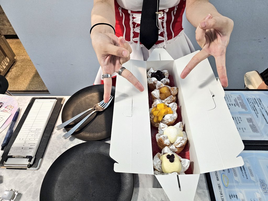 hch3786's tweet photo. 今日の(7月30日)x4
遠隔もあるから！最後じゃない！(チェキの話じゃないよ！)東京はたくさん行くから！Xもあるしたくさん話しできるよ！☺️(写真はPIEの写真🤣) https://t.co/LMAhCKVjHb