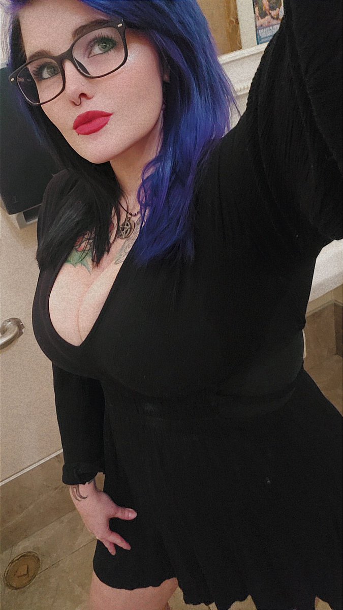 fallen80963's tweet photo. ♡ not new to #nsfwtwt MDNI

♡ this is my intro !   
♡ 33 she/her  
♡ horror &amp; gore
♡ bi 
♡ sub!!  
♡ mostly hard kinks    
♡ CoD, Phasmo, Skyrim, Palworld, books

♡ &amp; rt to be moots !!! https://t.co/scdUUJJ8ee