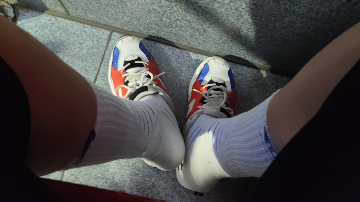 fengshanfan's tweet photo. “好热啊...在公交车上偷偷拖鞋散散热吧~”
“你在干什么！？”
#白袜 https://t.co/JJZNZIbRX2