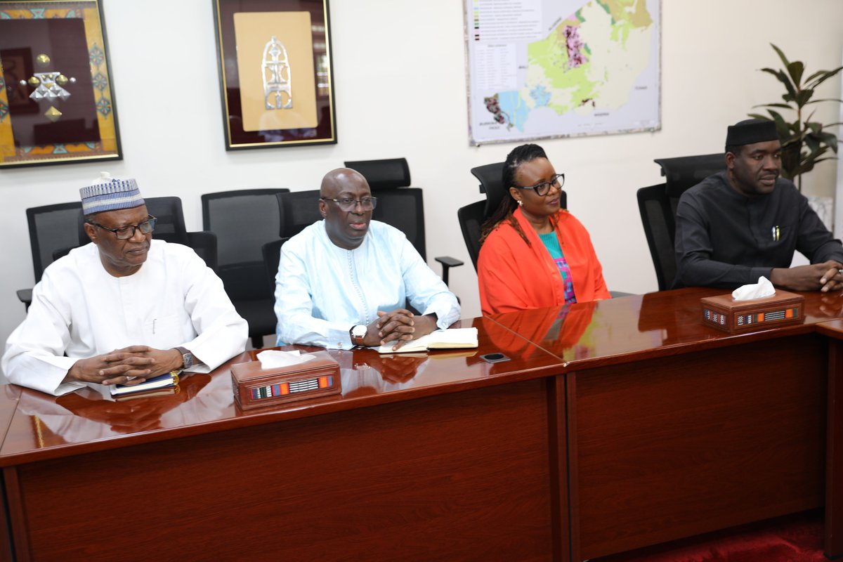 PnudNiger's tweet photo. «Mettre le PNUD au service du programme de Dvpt du Gouvernement, sous son leadership &amp; pour la prospérité des Nigériens.» 
À l'issue de son audience avec S.E. M. le 1er Ministre, le RR du @PnudNiger a réitéré l'engagement de l'organisation aux côtés du #Niger. 🇳🇪@alexanderdecroo https://t.co/DnSQfTxXro