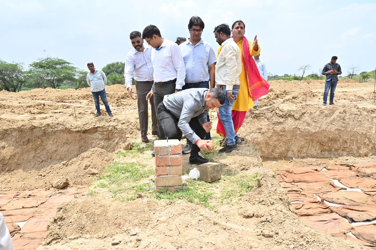 CwcRolucknow's tweet photo. Foundation stone laid for a 22,960 MT warehouse at Kuretha, Jhansi by Sh. Samuel Praveen Kumar, Director (M&amp;CP), in the presence of Sh. P.K. Saw, GGM/RM Lucknow &amp; Sh. Roopendra Sharma, SGM (Engg.) on 30.07.2026. The project will strengthen warehousing infra. in Bundelkhand. #CWC https://t.co/sR3YYfyyaU
