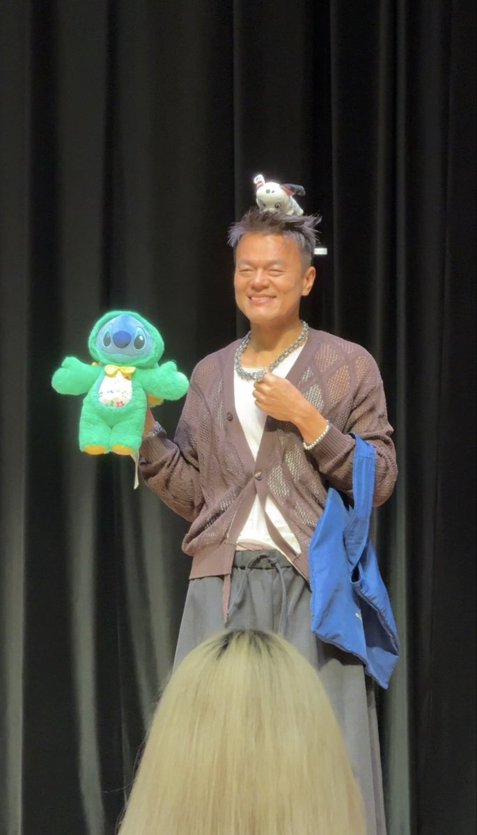 rirililisa's tweet photo. 毎回エコバッグまで手にかけてくれて撮影してくれるのが本当に可愛すぎてツボ🤣🤣🩵🦍優しさで溢れるサイン会でした
#JYPark #WET #JYPapi https://t.co/azF5iGx0OQ