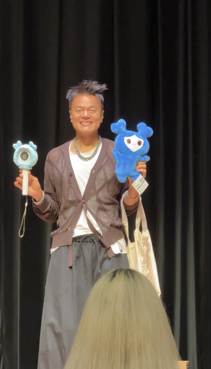 rirililisa's tweet photo. 毎回エコバッグまで手にかけてくれて撮影してくれるのが本当に可愛すぎてツボ🤣🤣🩵🦍優しさで溢れるサイン会でした
#JYPark #WET #JYPapi https://t.co/azF5iGx0OQ
