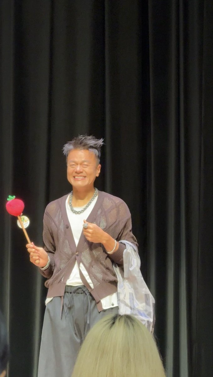 rirililisa's tweet photo. 毎回エコバッグまで手にかけてくれて撮影してくれるのが本当に可愛すぎてツボ🤣🤣🩵🦍優しさで溢れるサイン会でした
#JYPark #WET #JYPapi https://t.co/azF5iGx0OQ