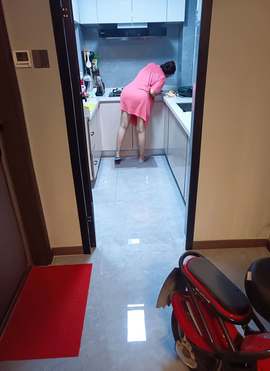 Rosejzbw's tweet photo. 绿母有一次妈妈给我做饭无意间看到她睡裙下的丁字裤这让初中的我大大震惊，立马硬了，晚上我特地让我妈妈先去洗的澡，等她出来后我赶紧钻进浴室果然在脏衣服娄里发现了这条丁字裤心跳加速赶紧随便冲了冲，就带着丁字裤回了房间穿着她射了一次第二天又穿着去上学了硬了一天去厕所特别小心怕被别人看到 https://t.co/5BGR9tLS84