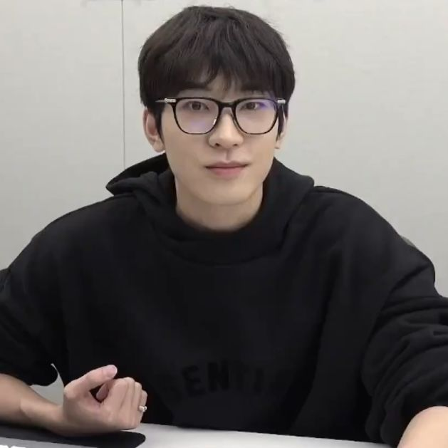 stargazewonwoo's tweet photo. and on my lowest days, i miss him even more because he's my comfort person ☹️ https://t.co/CKiBNFCACW
