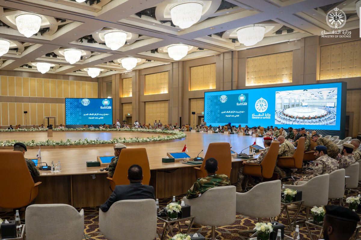 modgovksa's tweet photo. وشهد الاجتماع مشاركة رؤساء الأركان وممثليهم من 43 دولة إلى جانب مندوبية الاتحاد الأوروبي لدى المملكة، من أصل 51 دولة ومنظمة مدعوة، بما يعكس الاهتمام الدولي بتعزيز التعاون الدفاعي البحري وتوحيد الجهود لحماية أمن الممرات البحرية. https://t.co/la8vuyh7DF