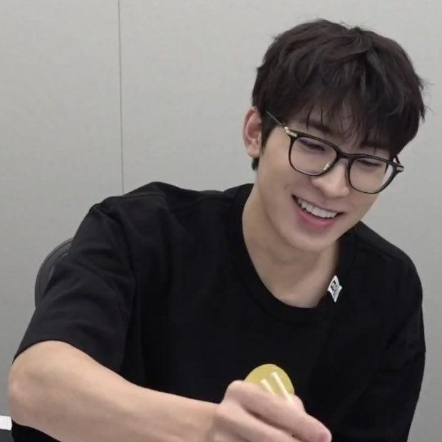 stargazewonwoo's tweet photo. and on my lowest days, i miss him even more because he's my comfort person ☹️ https://t.co/CKiBNFCACW