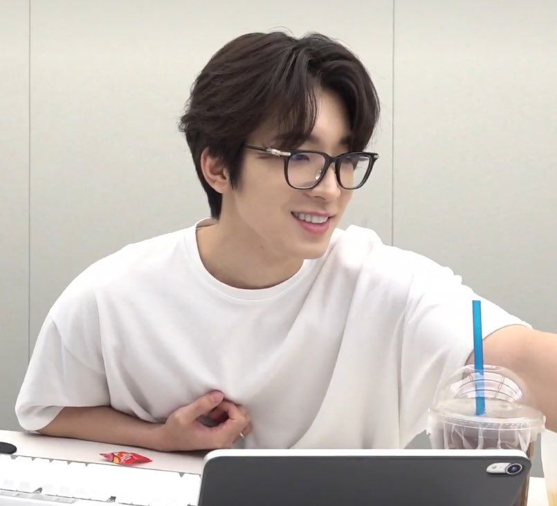stargazewonwoo's tweet photo. and on my lowest days, i miss him even more because he's my comfort person ☹️ https://t.co/CKiBNFCACW