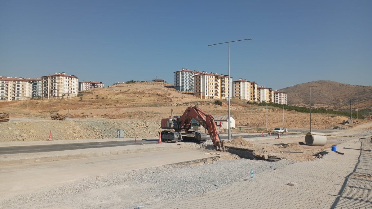XBasinX's tweet photo. Malatya’da yol çalışmaları sırasında göçük: 2 işçi hayatını kaybetti. https://t.co/j1fjn1R4JN