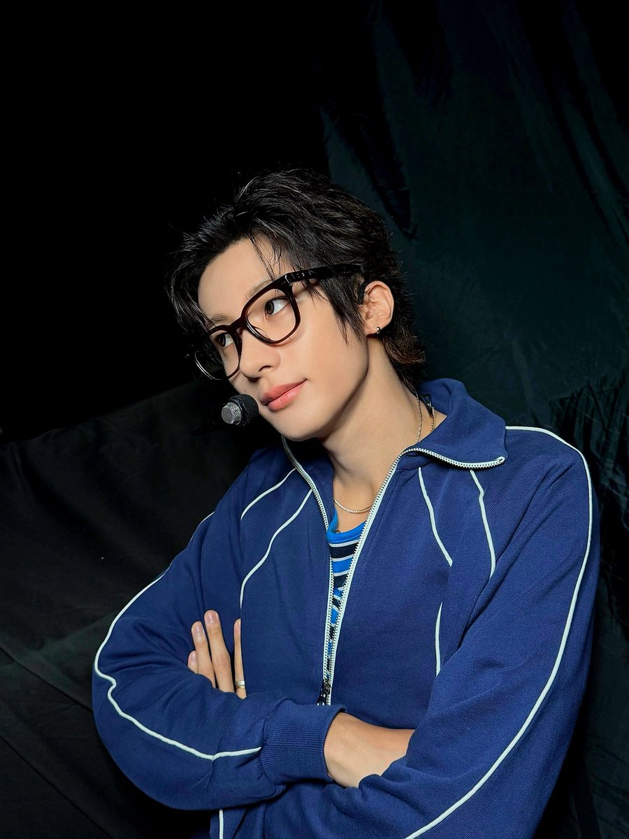 wozhee's tweet photo. Would you rather see me with glasses or not? https://t.co/jr3GEFoBEA