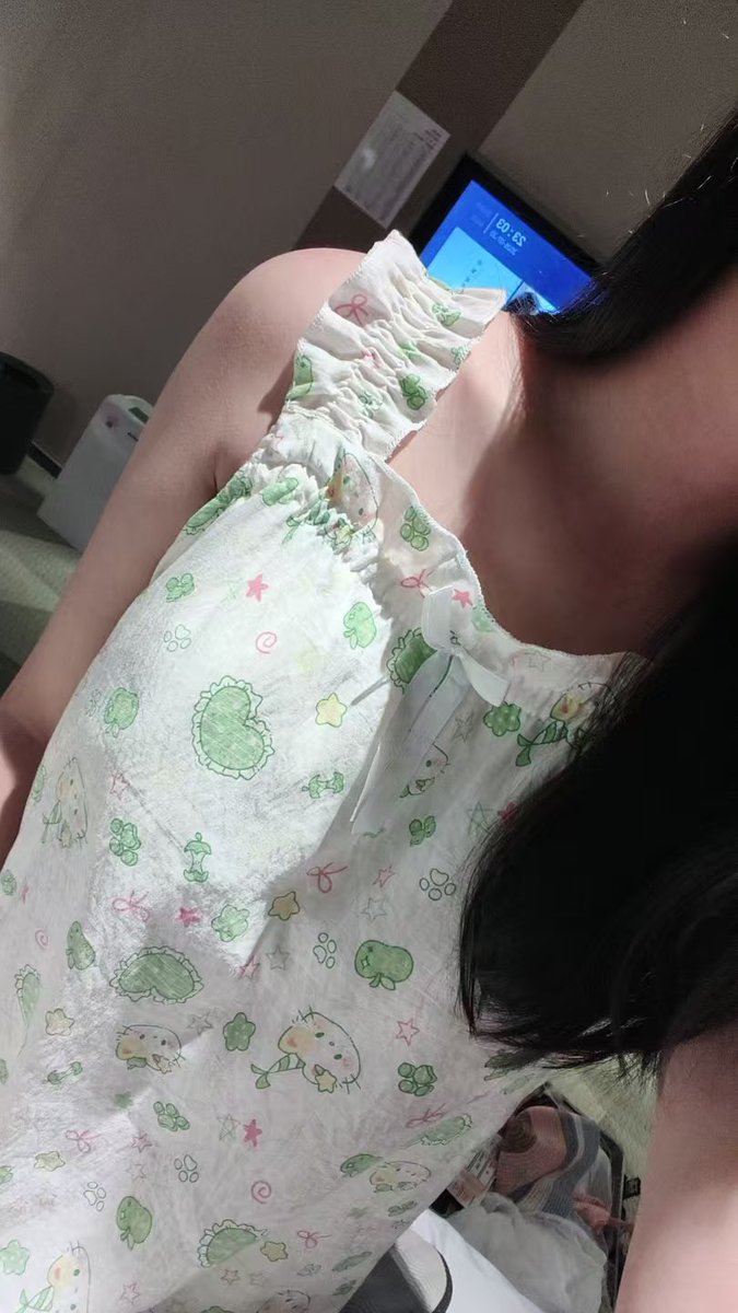 Wy52816's tweet photo. 想象一下我是你女朋友，每天宅在家里看小说追剧打游戏，爱在厨房捣鼓黑暗料理逼着你吃，一天发八百条消息，还要让你下班路上给我带水果取快递，刷到新play缠着你试，你打游戏的时候我在旁边玩拼豆，偶尔可能钻到桌子下面去吃点，时不时查你手机通讯录，哪天公粮没交够就逼问你，是不是有了小三小四小五 https://t.co/K5QpkDjSeA