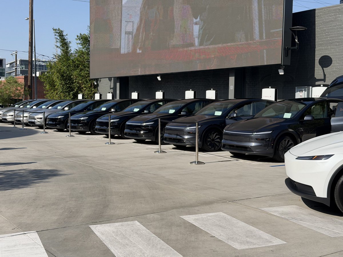 SawyerMerritt's tweet photo. Checking out the new Model Y L! https://t.co/Ms4CwA8sFE