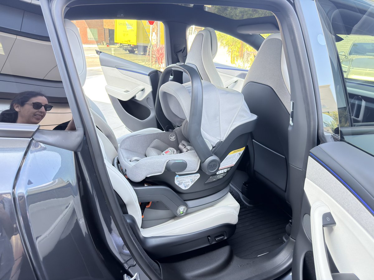 SawyerMerritt's tweet photo. Checking out the new Model Y L! https://t.co/Ms4CwA8sFE