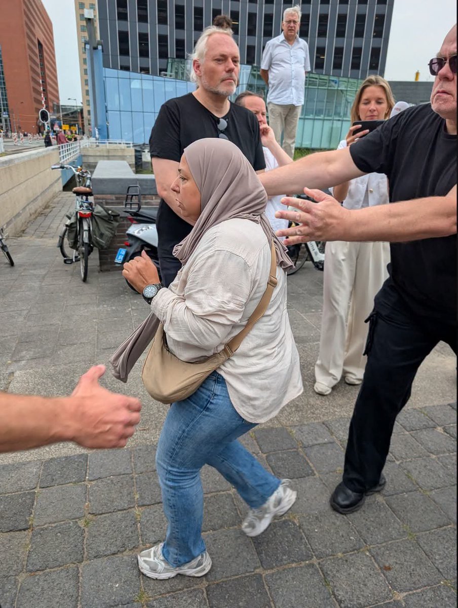 Marianasoux's tweet photo. Herdenking Rotterdam:
Oprotten! https://t.co/u0wibjusle