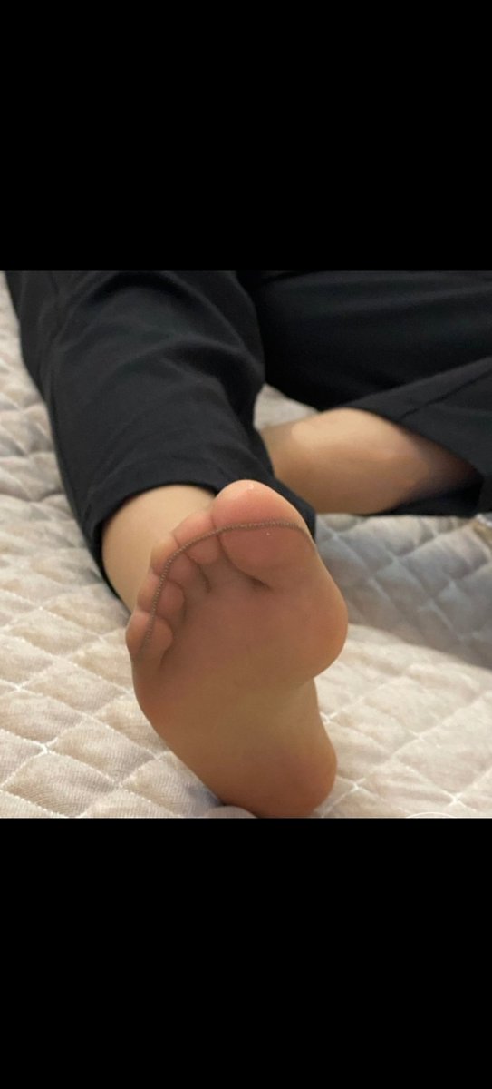 Rosejzbw's tweet photo. 绿母有一次妈妈给我做饭无意间看到她睡裙下的丁字裤这让初中的我大大震惊，立马硬了，晚上我特地让我妈妈先去洗的澡，等她出来后我赶紧钻进浴室果然在脏衣服娄里发现了这条丁字裤心跳加速赶紧随便冲了冲，就带着丁字裤回了房间穿着她射了一次第二天又穿着去上学了硬了一天去厕所特别小心怕被别人看到 https://t.co/5BGR9tLS84