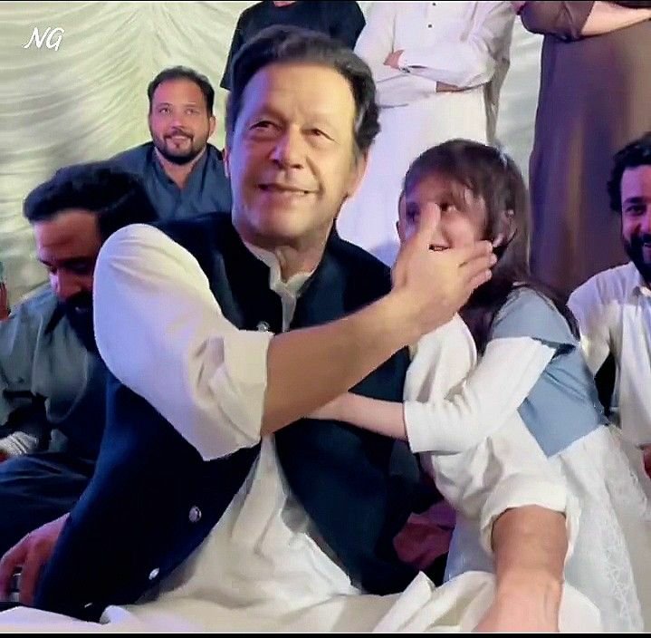 Monashezadi's tweet photo. عمران خان کا مؤقف ہے کہ "قانون کی بالادستی ہر کامیاب اور باوقار ریاست کی بنیادی پہچان ہوتی ہے۔"
#زنجیریں_توڑو_خان_کو_چھوڑو https://t.co/gBizaKCim9